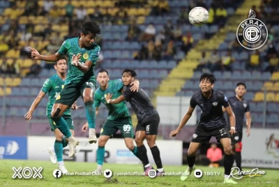 Pemain Perak FC, Firdaus Saiyyadi melonjak tinggi bagi menanduk bola ke pintu gol UiTM FC dalam saingan Liga Premier pada Sabtu. - Foto FB Perak FC