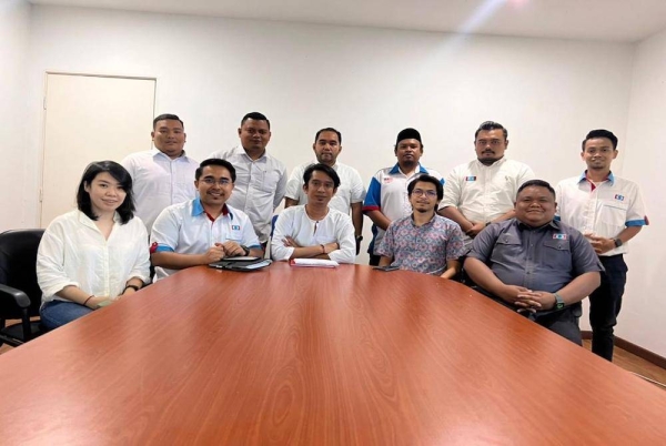 Ketua AMK Adam Adli Abdul Halim (hadapan, tengah) dan Mohamad Afif (hadapan, kanan) bersama Majlis Pimpinan Tertinggi (AMK) serta Ketua-ketua AMK Cabang di Negeri Sembilan dalam pertemuan baru-baru ini.