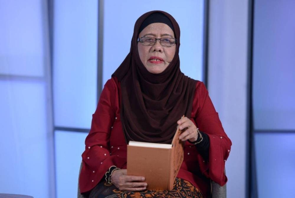 Zurinah dengan suara lembutnya beralih kepada sejarah yang hidup dalam diksi dan stanza metahistoriografiknya.