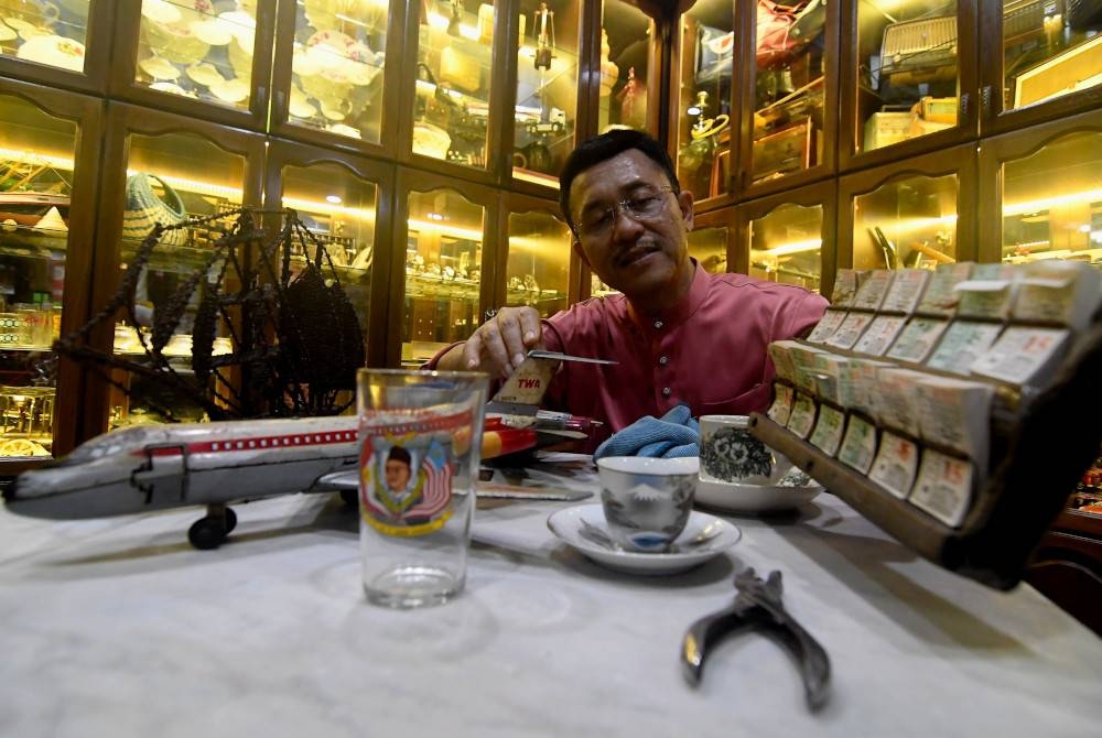 Borhan menunjukan barang antik dan bersejarah yang disimpannya ketika ditemui di galerinya di Kampung Batu Laut, Kuala Langat. - Foto Bernama