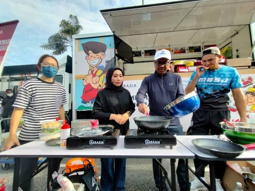 Johary (dua dari kanan) menyertai demonstrasi masakan di Program Selamat Pagi Subang Jaya di Jalan Kemajuan pada Ahad