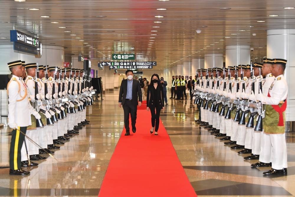 Timbalan Perdana Menteri Singapura Lawrence Wong ketika tiba di Lapangan Terbang Antarabangsa Kuala Lumpur (KLIA), pada Ahad untuk lawatan kerja empat hari ke Malaysia hingga Rabu ini. - Foto Bernama
