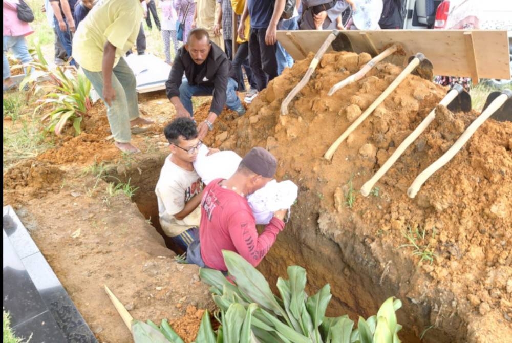 Dua beradik yang rentung dalam kebakaran di Jalan Bunga Raya Besar, Kampung Dato Sulaiman Menteri, di sini pada Sabtu selamat dikebumikan di Tanah Perkuburan Islam Mukim Tebrau pada Ahad.