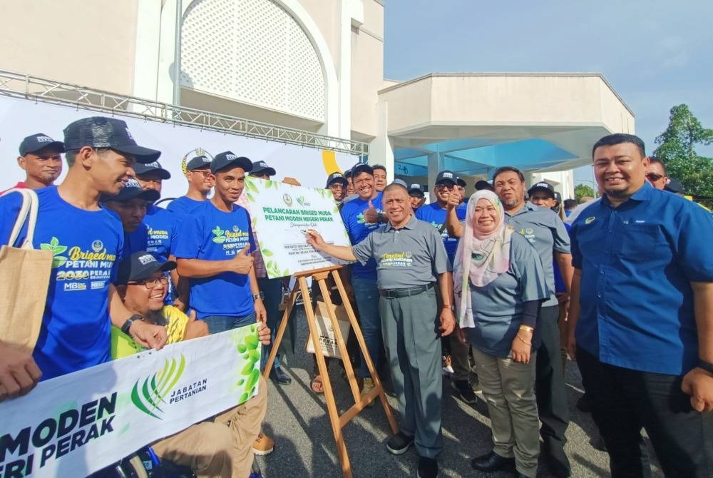 Saarani melakukan gimik pelancaran Briged Muda Petani Moden Negeri Perak sempena Karnival Sekuriti Makanan@Perak Sejahtera 2030 di Dewan Millenium, Lubok Merbau pada Ahad.