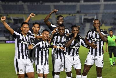 Pemain Terengganu FC Kpah Sean Sherman (kanan) meraikan jaringan bersama pasukannya pada perlawanan Liga Super Malaysia 2022 di Stadium Sultan Mizan Zainal Abidin hari ini. - Foto Bernama