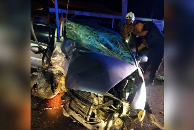 Pemuda maut selepas kereta dipandunya terbabas dan melanggar sebatang pokok di Taman Sri Jaya, Bukit Gambir, Tangkak pada Ahad.