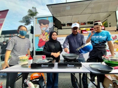 Johary (dua dari kanan) menyertai demonstrasi masakan di Program Selamat Pagi Subang Jaya di Jalan Kemajuan pada Ahad