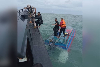 Anggota Maritim Malaysia menyelamatkan empat nelayan selepas bot mereka karam berhampiran Pulau Kendi.