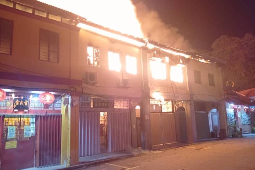 Lima deretan kedai dua tingkat terbakar di Jalan Sultan Ibrahim, Bandar Melawati di sini pagi Isnin.