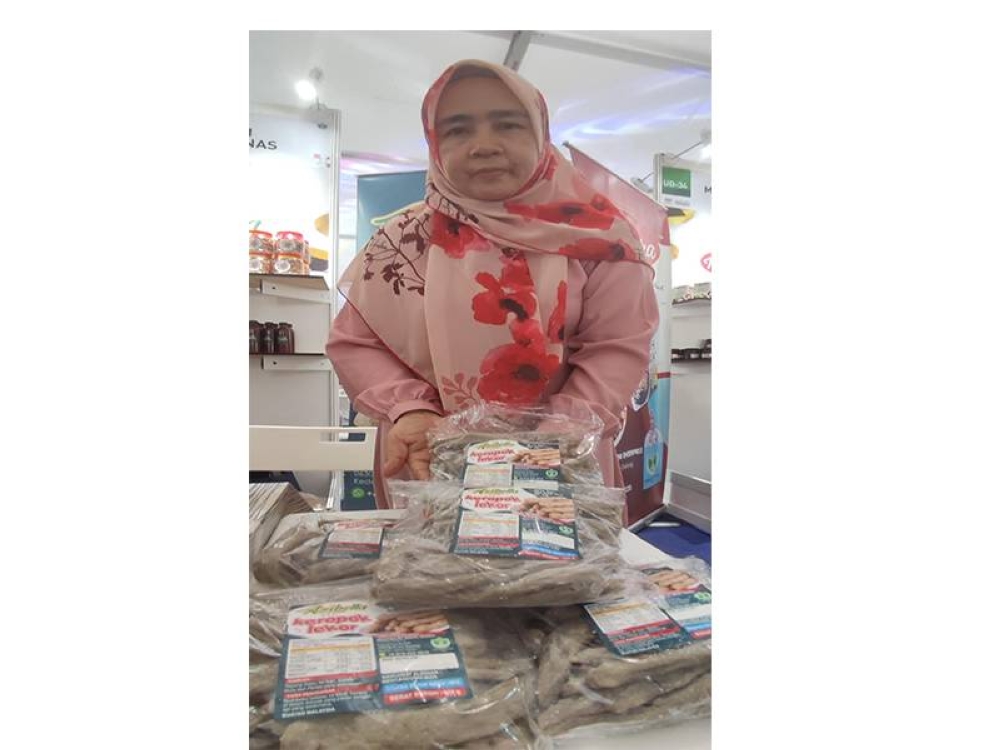 Mashitah menunjukkan keropok lekor berjenama Azibella yang dikeluarkan syarikatnya.