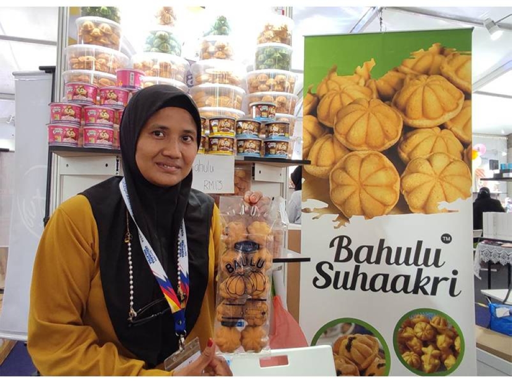 Suhada menghasilkan aneka baulu dengan bantuan RISDA.