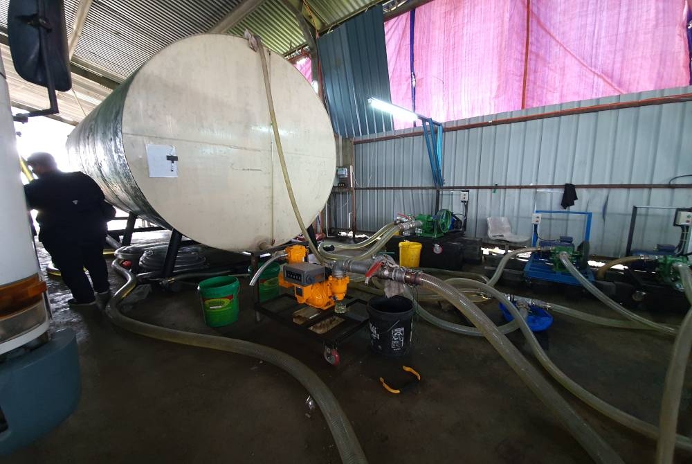 Tangki statik yang digunakan untuk menyimpan minyak diesel terbabit