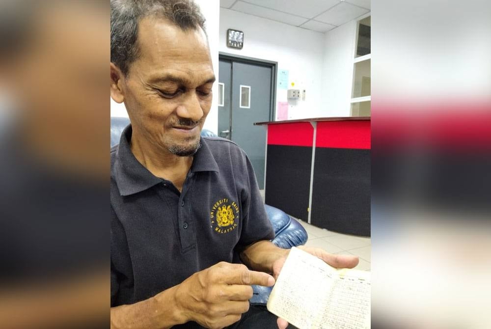 Mat Husin menunjukkan tarikh derma darah yang dilakukan segera selepas HUSM membuat pengumuman.