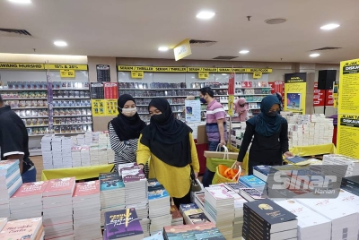 Orang ramai yang mengunjungi hari terakhir Jualan Gudang Karangkraf 2022 pada Ahad.