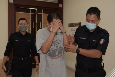 Mohd Reaza (tengah) dihadapkan ke Mahkamah Sesyen di Muar pada Isnin.