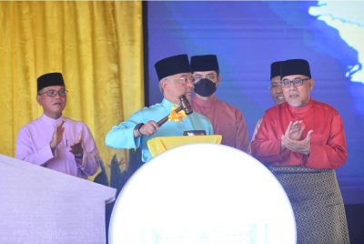 Al-Sultan Abdullah menyempurnakan Perasmian Kompleks Mahkamah Syariah Negeri Pahang yang dimasyhur dengan nama Kompleks Syariah Al-Sultan Abdullah di sini pada Isnin.