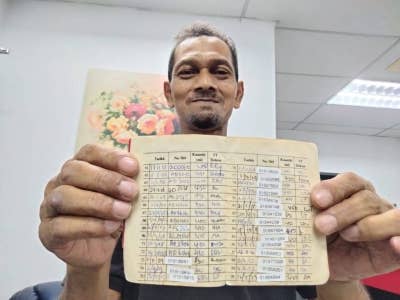 Mat Hussin menunjukkan buku derma darah pertamanya.