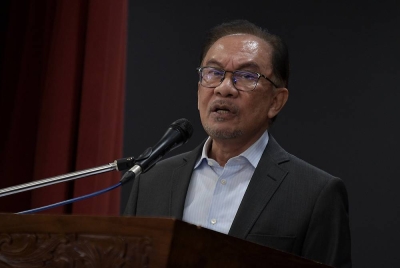 Anwar berucap pada Majlis Simposium Perubahan IKLIM 2022 di Bangunan Parlimen hari ini. - Foto Bernama