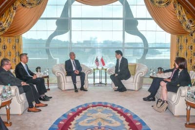 Ismail Sabri menerima kunjungan Wong di pejabatnya di Bangunan Perdana Putra pada Isnin. Turut kelihatan, (dari kiri) Saifuddin dan Tengku Zafrul. - Foto Bernama