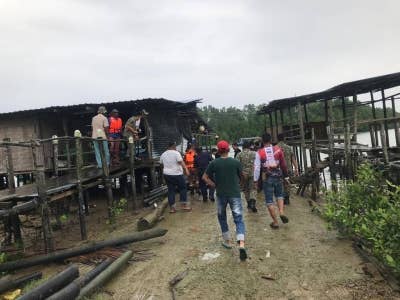 Mayat pemancing yang terjatuh ke dalam sungai Sembayong, Kota Tinggi pada Ahad ditemukan pada Isnin kira-kira 400 meter dari jarak mangsa terjatuh.- Foto Ihsan Bomba 