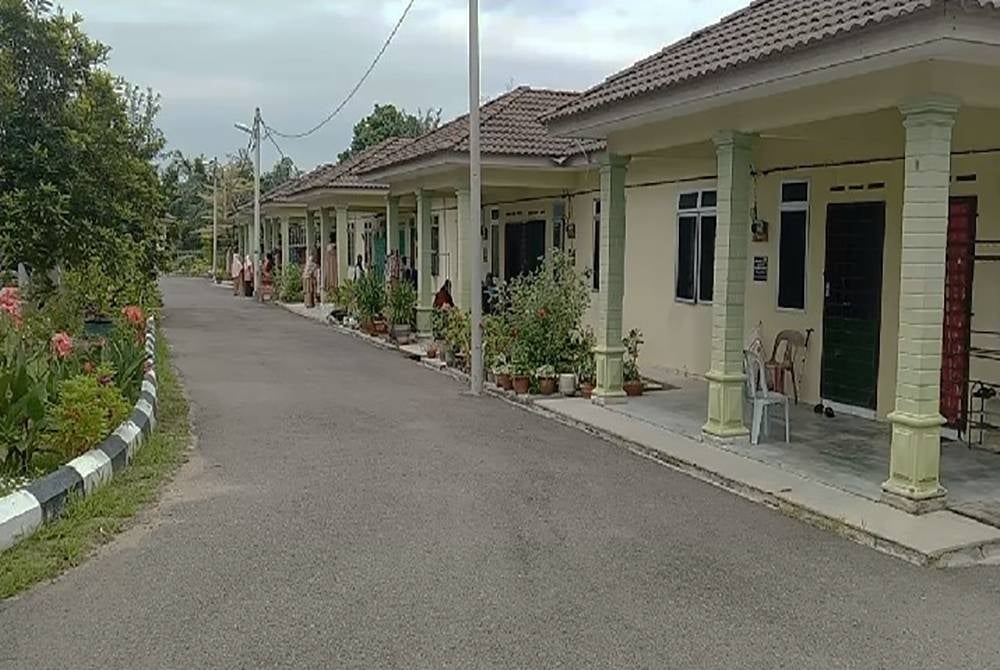 Suasana sekitar kediaman Pondok Ar-Raudhah.