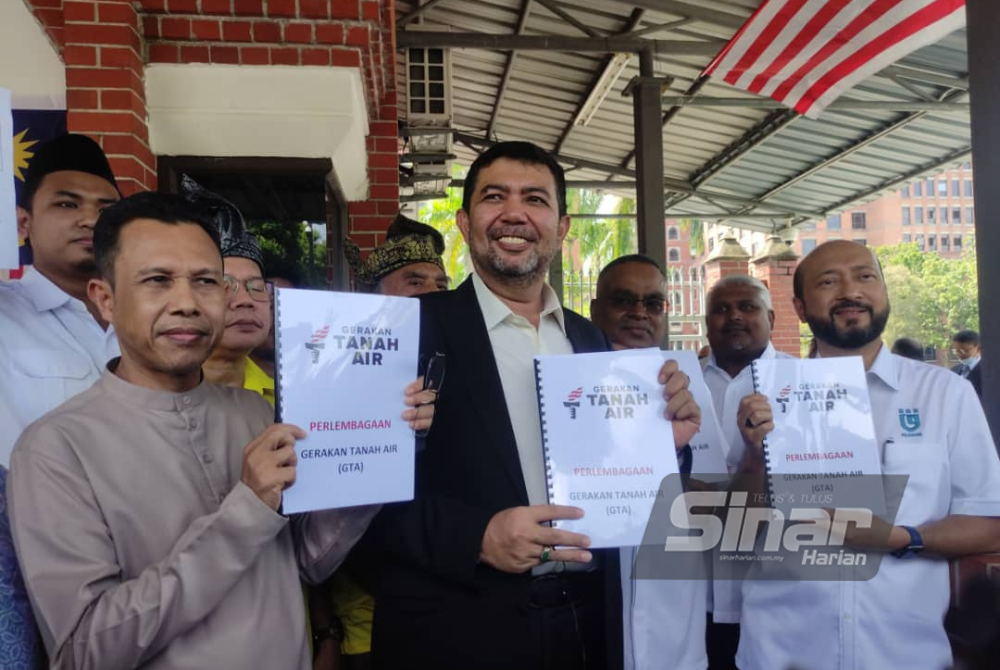 Marzuki (tengah) bersama pemimpin parti GTA ketika ditemui pemberita di pekarangan Kompleks D, di sini pada Selasa.