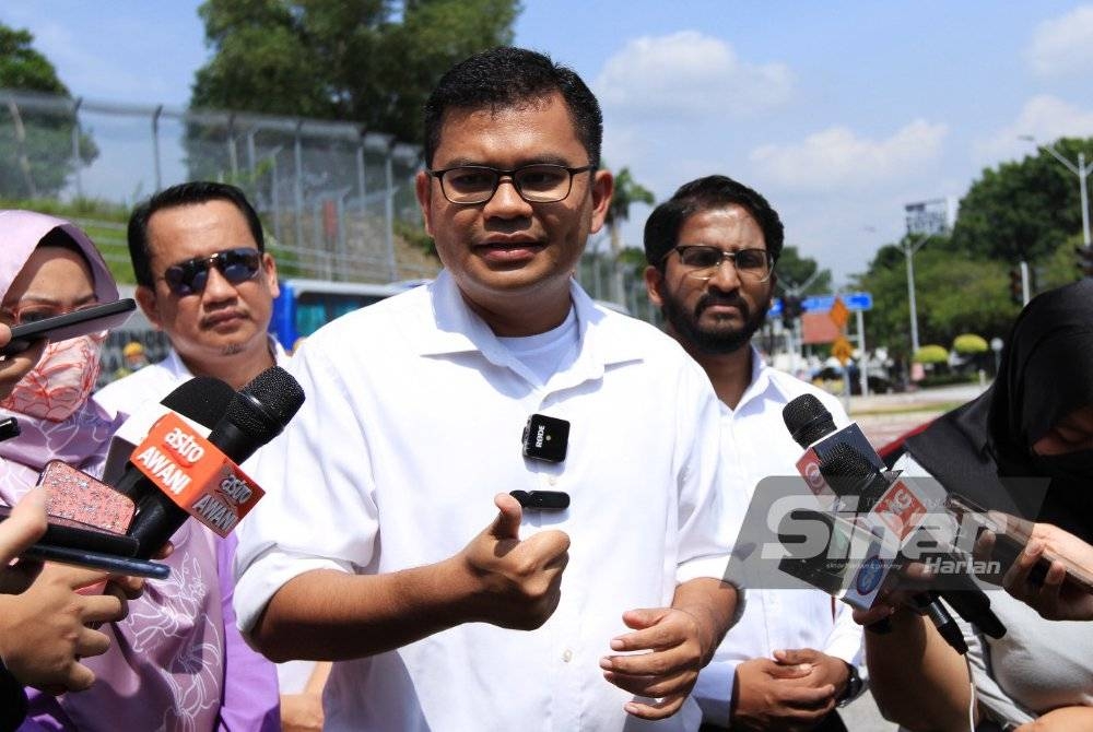 Pengarah Strategi PKR, Akmal Nasrullah Mohd Nasir hadir ke Suruhanjaya Pencegahan Rasuah Malaysia (SPRM) membuat laporan berkaitan skandal LCS. -Foto Sinar Harian ROSLI TALIB