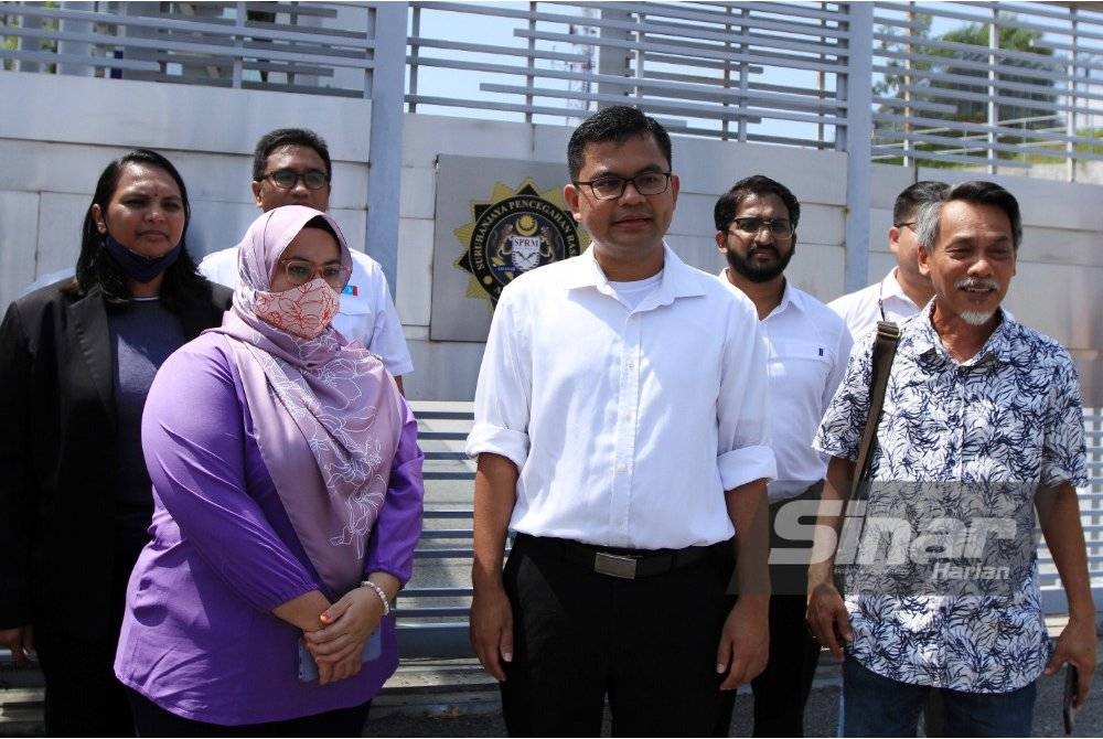 Pengarah Strategi PKR, Akmal Nasrullah Mohd Nasir hadir ke Suruhanjaya Pencegahan Rasuah Malaysia (SPRM) membuat laporan berkaitan skandal LCS. -Foto Sinar Harian ROSLI TALIB