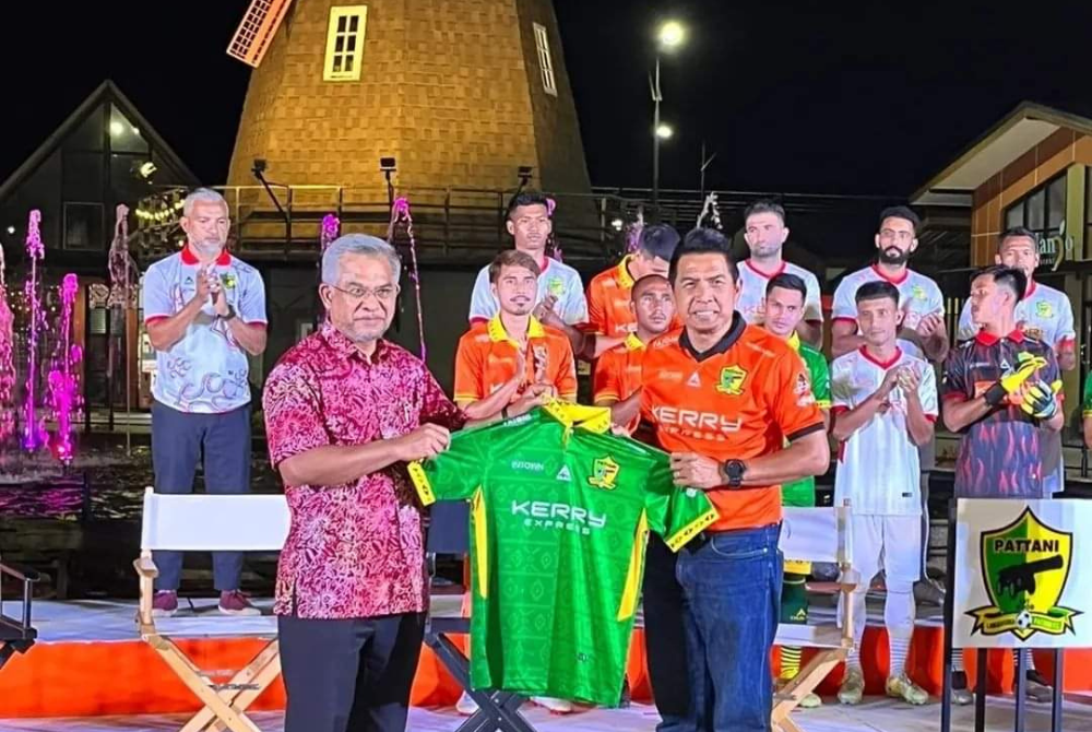Mohd Daud (kiri) menerima sehelai jersi Pattani FC pada majlis pelancaran jersi kelab tersebut di Selatan Thailand baru-baru ini. - Foto FB DR MOHD DAUD BAKAR