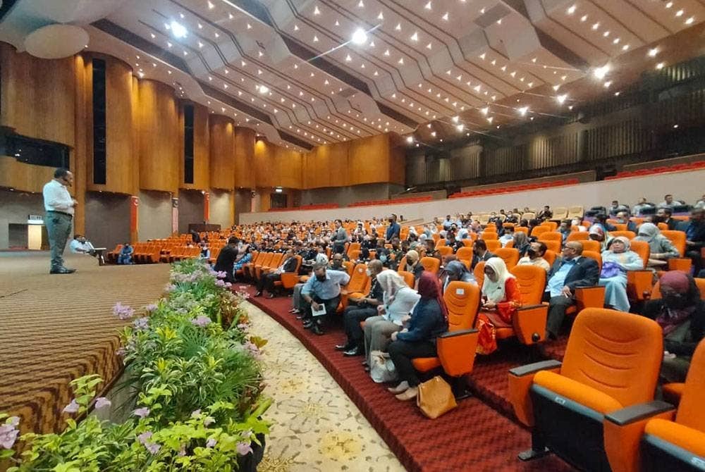 Rodzi (depan) dalam sesi soal jawab pada program Literasi Dasar Keselamatan Negara 2021-2025: Wacana Pembentukan Minda Keselamatan Penjawat Awam Negeri Selangor 2022 di Shah Alam pada Selasa.