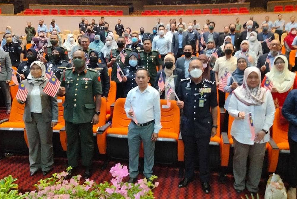 Rodzi (tengah) bersama ketua dan pegawai tertinggi agensi keselamatan Selangor.