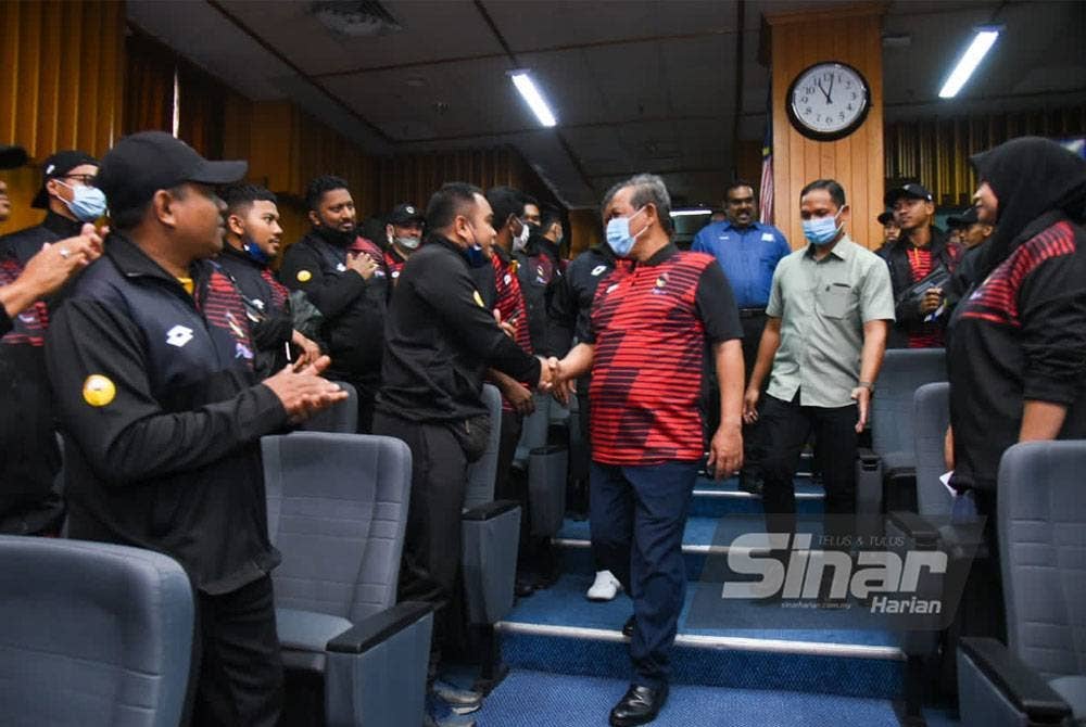 Aminuddin beramah mesra dengan atlet yang hadir pada Majlis Penyerahan Bendera Negeri Sembilan kepada Pengurus-pengurus Pasukan ke Temasya Sukan Malaysia (Sukma) kali ke-20 di Wisma Negeri.