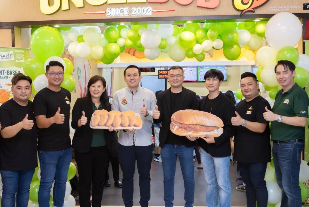 Woon Lai (tiga dari kiri) bersama Kelvin (empat dari kanan) bersama tetamu yang hadir pada majlis pelancaran Harvest Gourmet x Uncle Bob Menu di ITCC Penampang, Sabah pada 31 Ogos lepas.