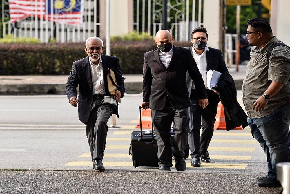 Shahrir (kiri) ketika hadir bagi sambung bicara kes yang dihadapinya di Kompleks Mahkamah Kuala Lumpur hari ini. - Foto Bernama
