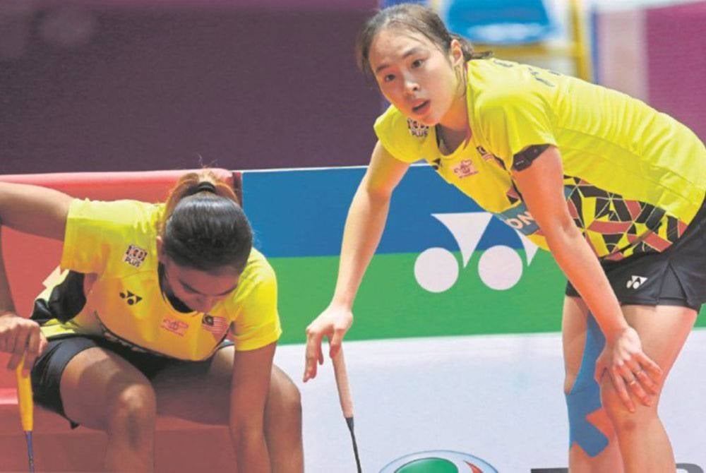 Pearly (kanan) memegang lututnya yang berasa sakit ketika beraksi pada Kejohanan Badminton Terbuka Jepun di Osaka minggu lalu. - Foto Agensi.