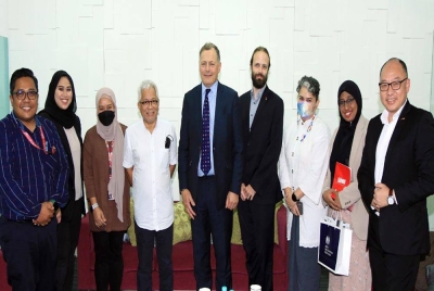 Hay (lima dari kanan) bersama Hussamuddin (empat dari kiri) dan Farah ketika mengunjungi Kompleks Kumpulan Karangkraf pada Isnin.