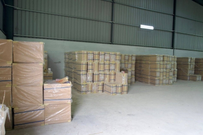 Sebanyak 1,029 kotak rokok tidak bercukai dirampas dalam serbuan di sebuah premis di Taman Perindustrian Maju Jaya, Kempas. 