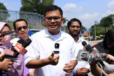 Pengarah Strategi PKR, Akmal Nasrullah Mohd Nasir hadir ke Suruhanjaya Pencegahan Rasuah Malaysia (SPRM) membuat laporan berkaitan skandal LCS. -Foto Sinar Harian ROSLI TALIB