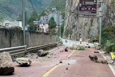 Runtuhan batu akibat gempa bumi melanda daerah Luding. - Foto Agensi Berita Xinhua. 