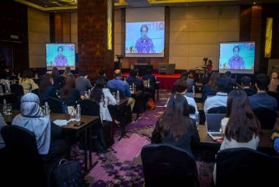 Menteri Kesihatan Khairy Jamaluddin Abu Bakar menyampaikan ucapan pembukaan pada Forum Pembiayaan Kesihatan Kerjasama Ekonomi Asia Pasifik (APEC) secara dalam talian, pada Selasa. - Foto Bernama