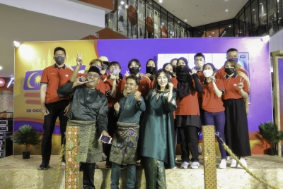 Pasangan selebriti, DurianKimchi hadir memeriahkan festival Teguh Bersama Jati yang diadakan di IOI Mall, Putrajaya.