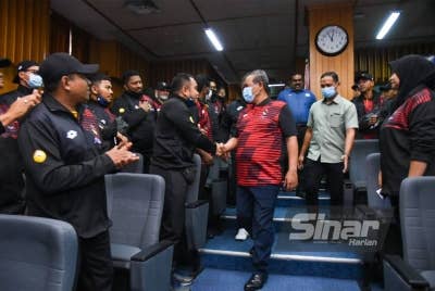 Aminuddin beramah mesra dengan atlet yang hadir pada Majlis Penyerahan Bendera Negeri Sembilan kepada Pengurus-pengurus Pasukan ke Temasya Sukan Malaysia (Sukma) kali ke-20 di Wisma Negeri.
