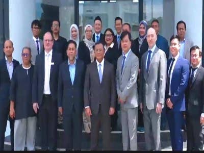 Amirudin (tengah) mengetuai delegasi Selangor melawat FESTO Pte. Ltd di Singapura bagi memeterai MoU bersama syarikat itu dan TUM dalam bidang pendidikan khususnya automasi.