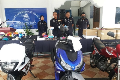 Fakhrudin (dua dari kiri) menunjukkan barangan yang dirampas dipercayai dibeli hasil wang yang dicuri.