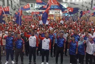 Onn Hafiz bersama atlet pada majlis penyerahan bendera Kontinjen Sukma Johor di Dewan Majlis Bandaraya Iskandar Puteri pada Selasa.