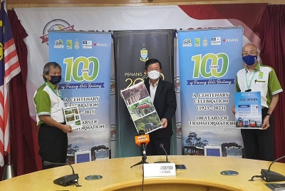 Kon Yeow (tengah) ketika mempromosikan pertandingan mencipta logo sempena 100 tahun sistem Funikular Bukit Bendera.