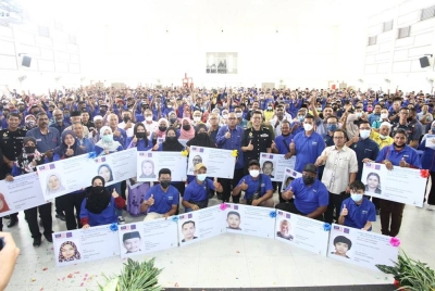 Mohd Zolkafly (berdiri, tujuh dari kanan) bersama sebahagian penerima lesen L pada Majlis Perasmian dan Penyerahan Lesen Motosikal Perak Sejahtera di Orang Asli One Stop Center, Bawong pada Selasa.