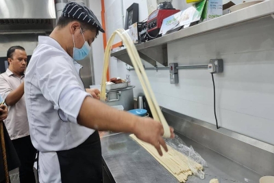 Chef Abdurahman sedang menyediakan makanan tradisi masyarakat Uyghur di Gibca Ventures Sdn Bhd pada Selasa.