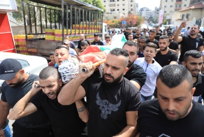 Beberapa penduduk Palestin mengusung mayat Mohammad Musa Saabaneh yang meninggal dunia selepas ditembak mati dalam serbuan besar-besaran yang dilancarkan pasukan tentera Israel di bandar Jenin utara Tebing Barat pada Selasa. - Foto EPA