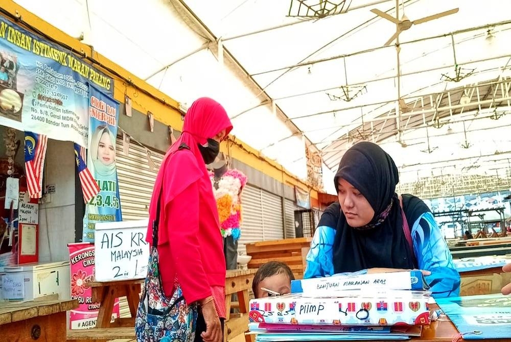 Rosnah (kiri) bersama pelatih PIIMP yang diberi bimbingan dan kemahiran secara percuma.